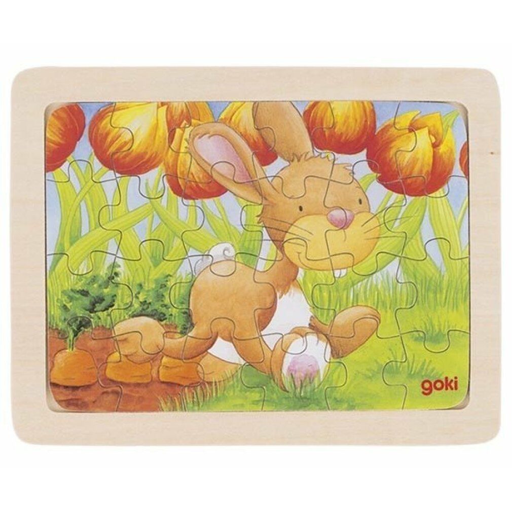 Houten puzzel met konijn, 15 stukjes. Het konijn zit in het gras voor tulpen. Goki-logo.
