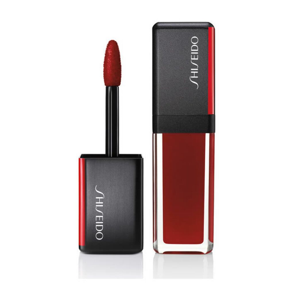 Rode lipgloss met zwarte dop. Applicator zichtbaar. Shiseido-logo op de verpakking.