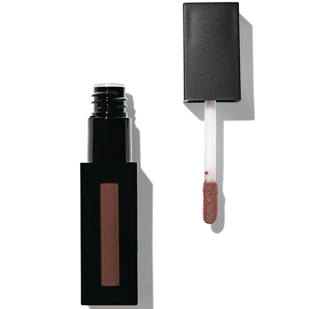 Tube de gloss noir avec bouchon ouvert et applicateur. L'applicateur a une pointe marron. Le gloss est marron.