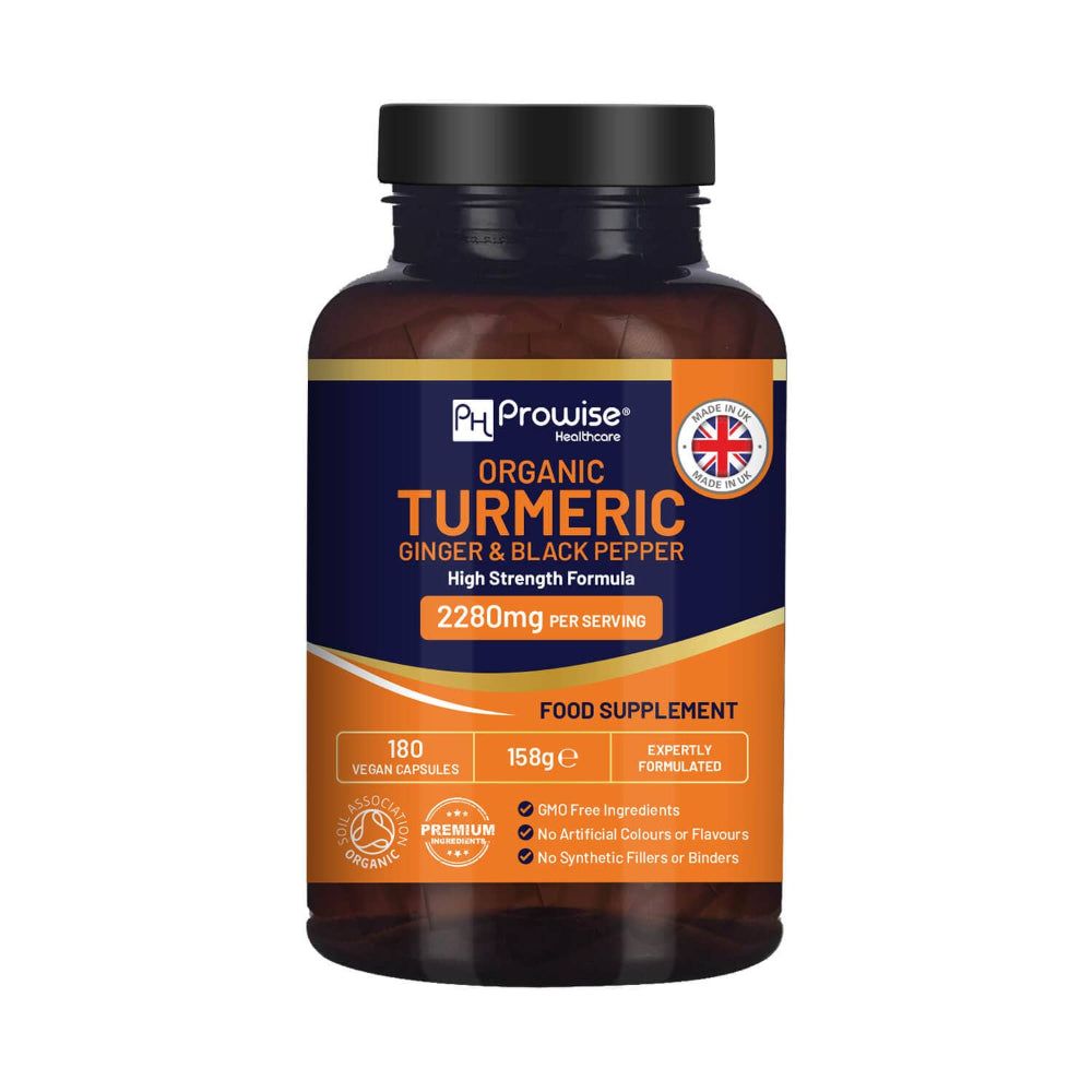 Bruine fles met capsules. Opschrift: Organic Turmeric, Ginger & Black Pepper, 2280mg. Met Brits kwaliteitslabel.