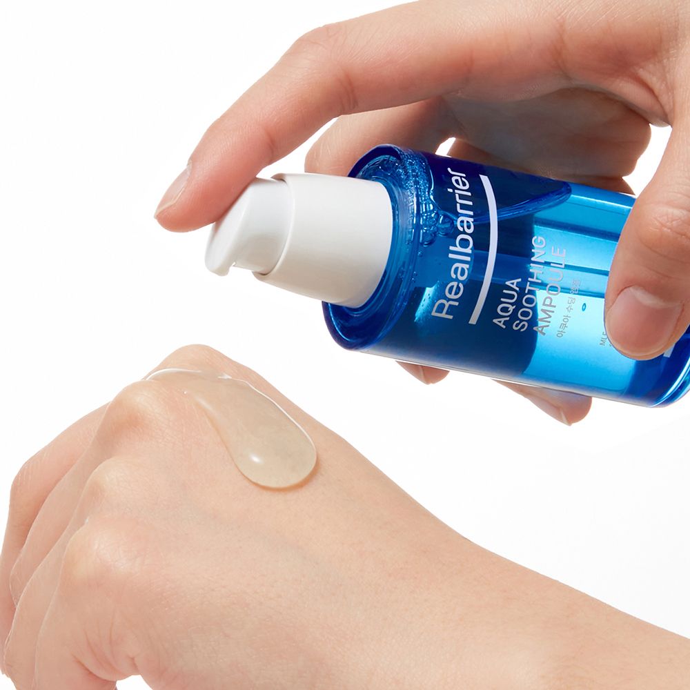 Hand houdt blauw serum met witte pomp vast. Serum wordt op hand gedruppeld.