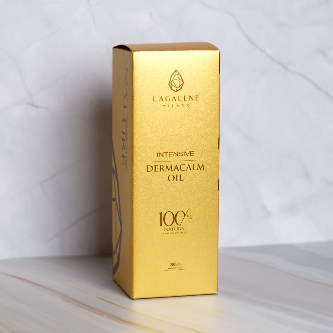 Emballage doré. Inscription: Intensive DermaCalm Oil, 100% Natural. Logo Lagalene Milano. Vue latérale.