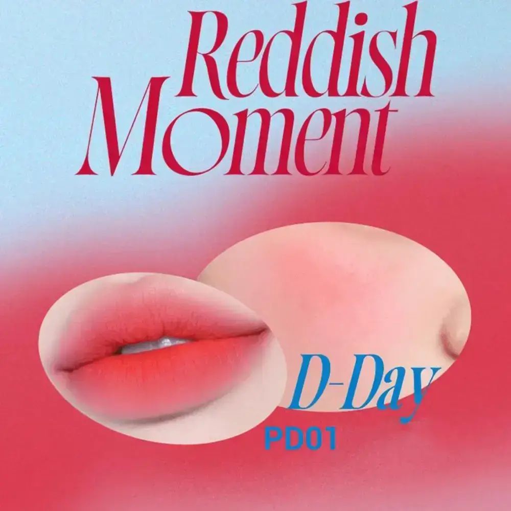 Advertentie voor "Reddish Moment" met lippen en wangen. Tekst: "D-Day" en "RD01". Achtergrond: rood-blauwe gradiënt.