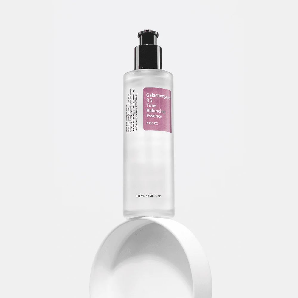 Bouteille de Galactomyces 95 Tone Balancing Essence sur un socle blanc.