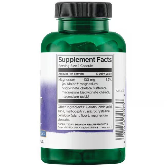 Achterkant van een groene fles. Opschrift: Supplement Facts. Bevat magnesium, 133 mg. Overige ingrediënten: gelatine, citroenzuur, etc.