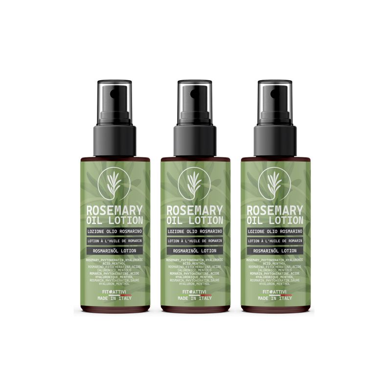 Drie flessen met zwarte spraykop. De etiketten tonen "ROSEMARY OIL LOTION" en andere teksten. Made in Italy.