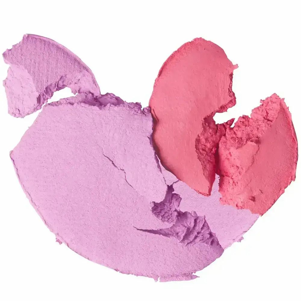 Twee tinten blush, paars en rood, gebroken. De textuur is poederig.