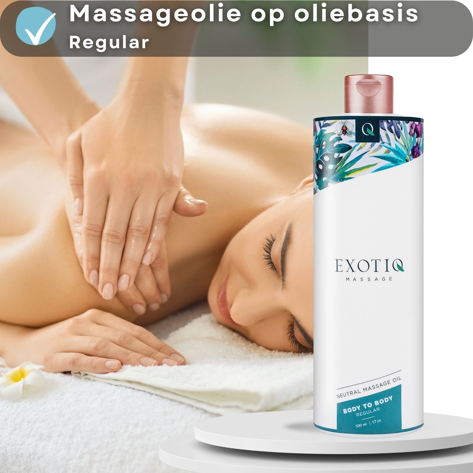 Vrouw krijgt massage. Fles met tekst: EXOTIQ MASSAGE, BODY TO BODY REGULAR. Op wit voetstuk.