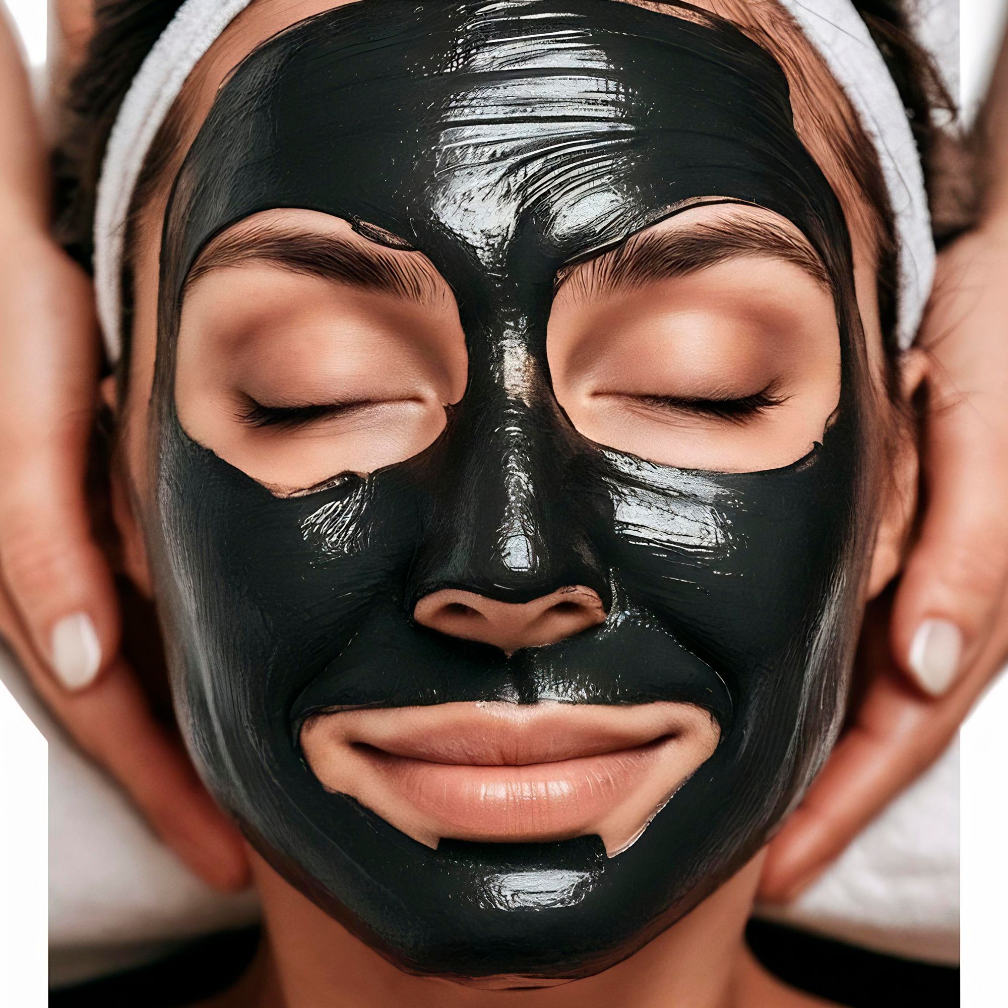 Visage d'une femme avec masque peel-off noir. Mains tenant doucement le visage.