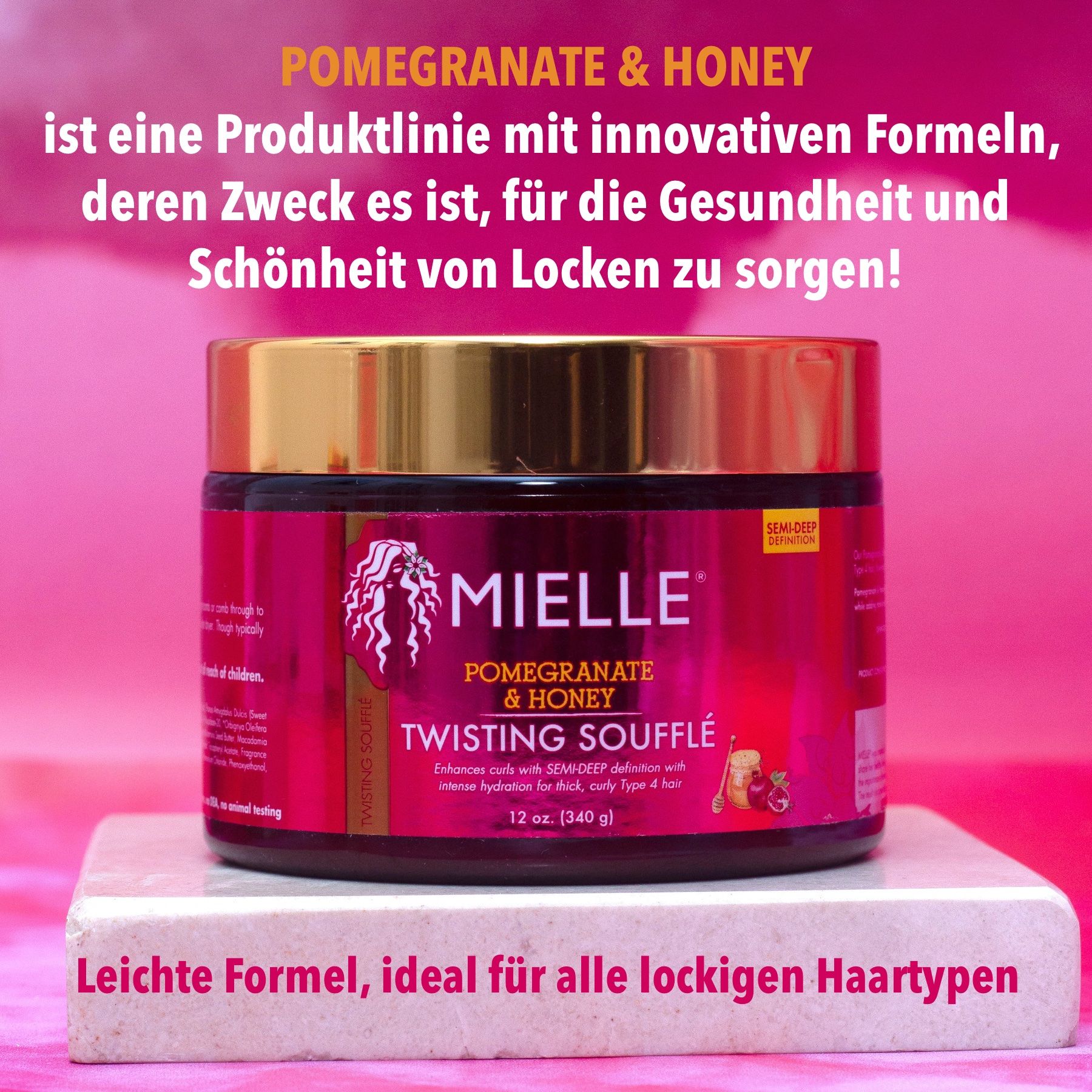 Pot rose avec couvercle doré. Inscription : Mielle Pomegranate & Honey Twisting Soufflé. Texte : Pomegranate & Honey. Formule légère.