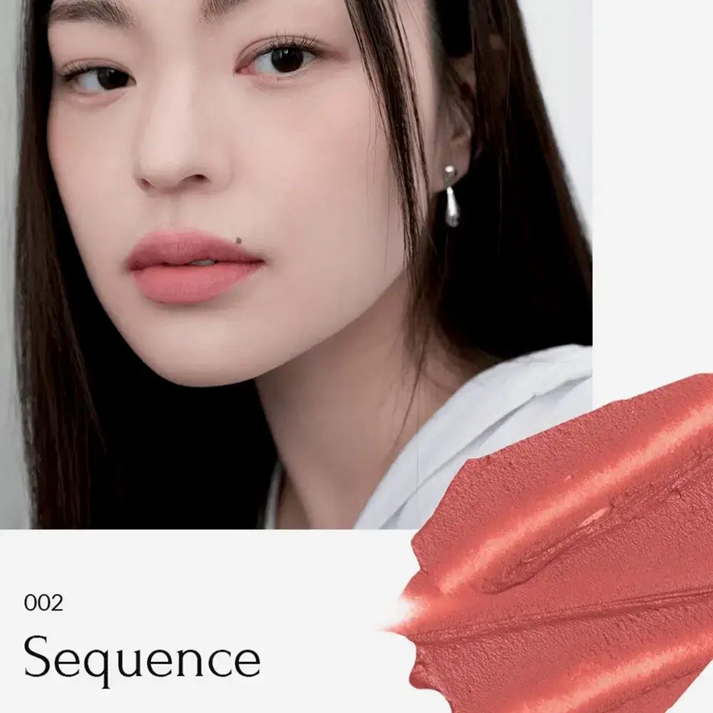 Lippen van een vrouw met roze lippenstift. Tekst: 002 Sequence. Daarnaast een kleurvlek.