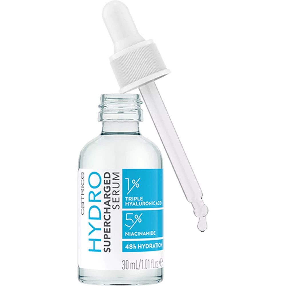 Flacon en verre avec pipette. Inscription : HYDRO SUPERCHARGED SERUM, 1% Triple Hyaluronics, 5% Niacinamide, 48h Hydration. Marque : Catrice.