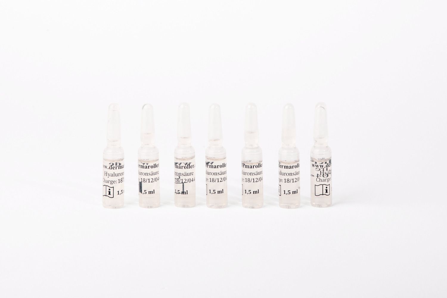 Zes Dermaroller hyaluronzuur ampullen van elk 1,5 ml, individueel op een rij.