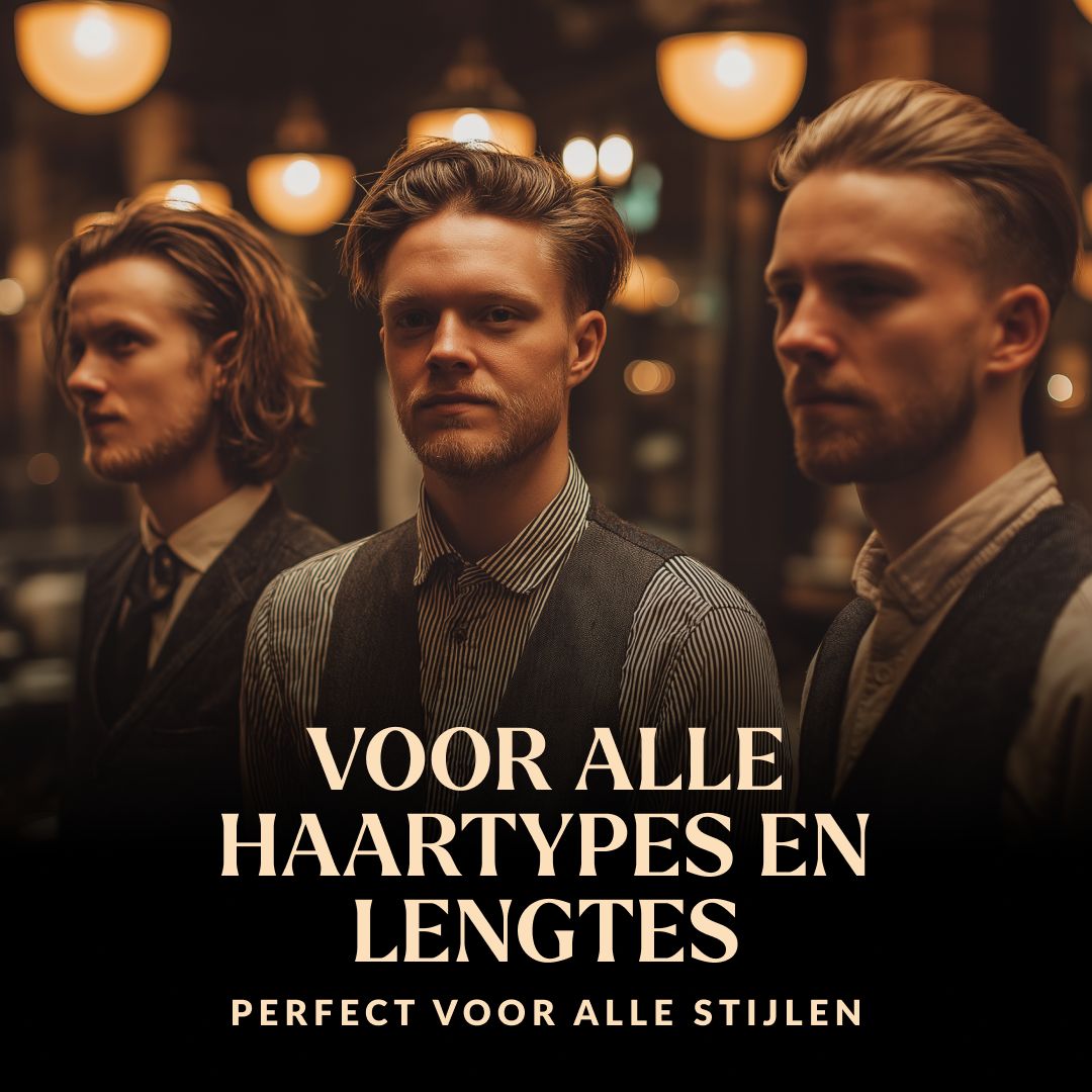 Drie mannen met gestylede kapsels in een donkere ruimte.