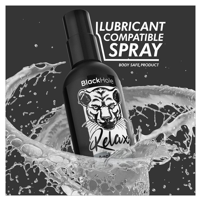 Flacon noir dans l'eau. Texte : Lubricant Compatible Spray, Body Safe Product. Logo Black Hole.