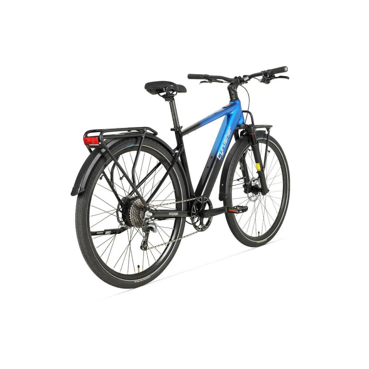 Vue arrière du vélo électrique. Cadre noir, porte-bagages, feu arrière rouge et freins à disque visibles.