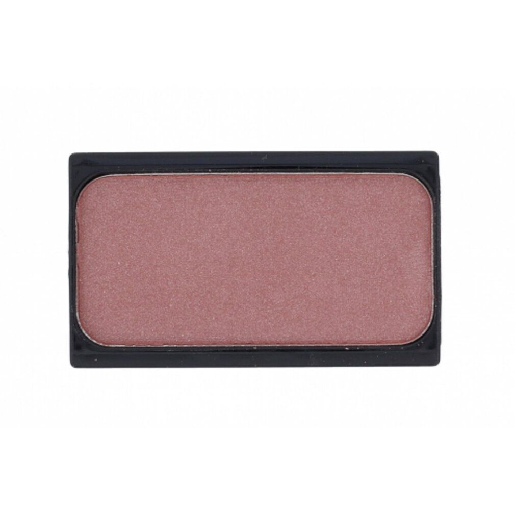 Compacte blush in roze tint met lichte glans in een zwarte verpakking.