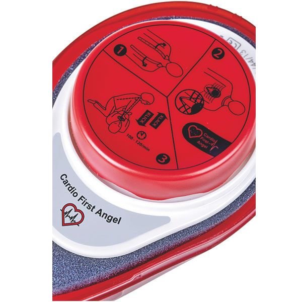 Cardio First Angel. Bouton rouge avec instructions, cadre blanc, mousse grise. Texte: Cardio First Angel. Gros plan.