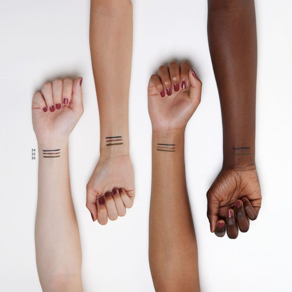 Quatre bras de différentes couleurs de peau. Trois traits noirs sur les poignets.