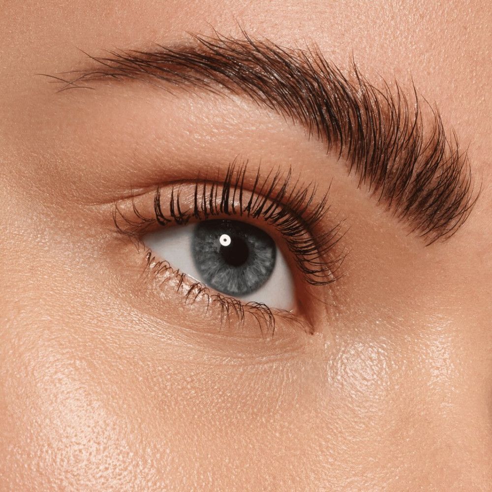 Close-up van een oog met gevormde wenkbrauw. Blauwe oogkleur.