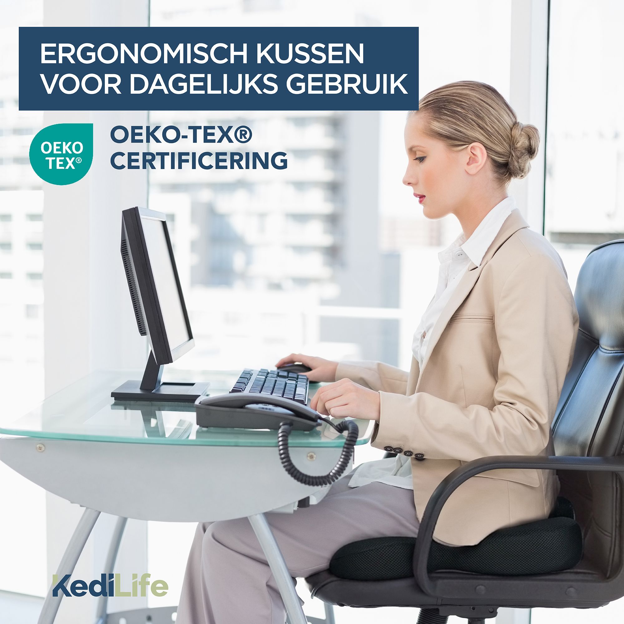 Vrouw aan bureau met ergonomisch kussen. OEKO-TEX® certificering.