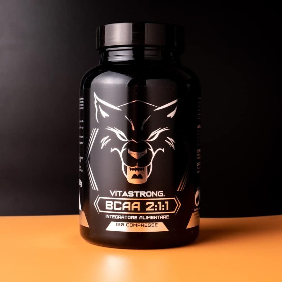 Vitastrong BCAA 2:1:1 fles. Zwarte achtergrond. Tekst: BCAA 2:1:1, 5g BCAA's, 2500mg Leucine + Vit-B6. Sterke kwaliteit.