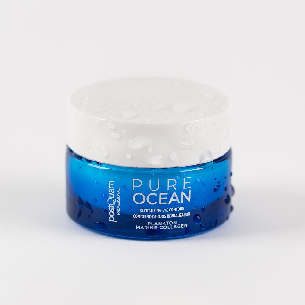 Pot en verre bleu avec couvercle blanc et gouttes d'eau. Texte : Pure Ocean, Revitalizing Eye Contour, Plankto Marine Collagen. PostQuam.