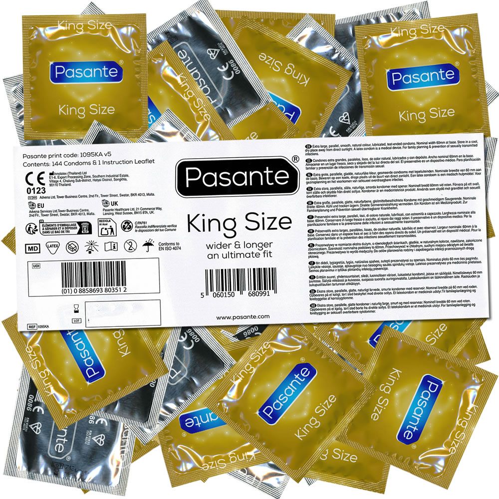 Emballages individuels de préservatifs dorés et une boîte Pasante King Size. Plusieurs préservatifs sont dispersés.