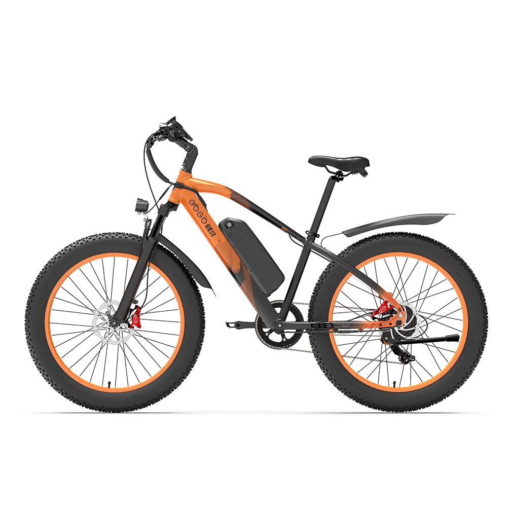 Elektrische mountainbike met oranje velgen en banden. Zwart frame, GOGOBEST-logo. Koplamp en spatborden.
