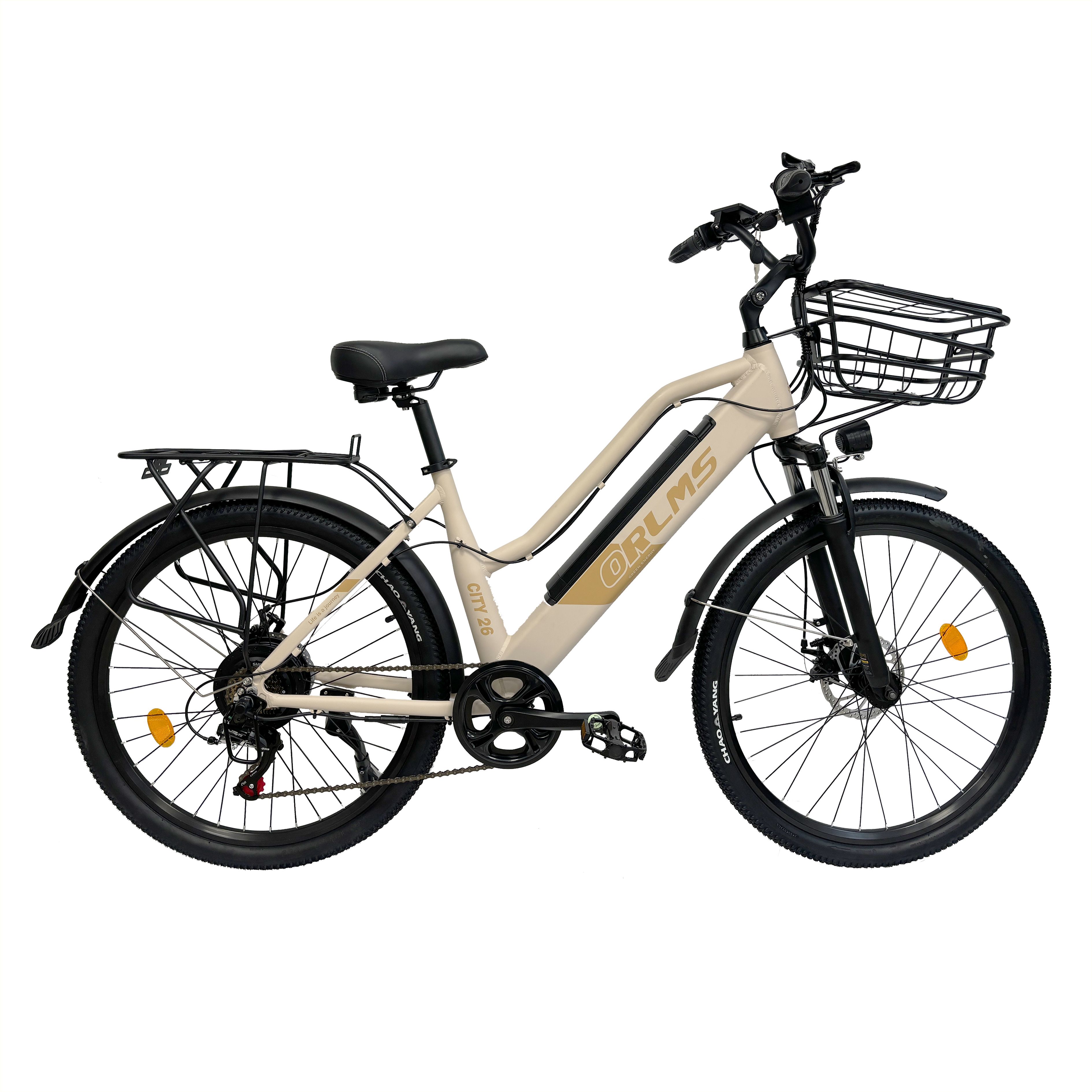 Vélo électrique beige avec panier noir, garde-boue et porte-bagages. Logo ORLMS. Pneus et selle noirs.