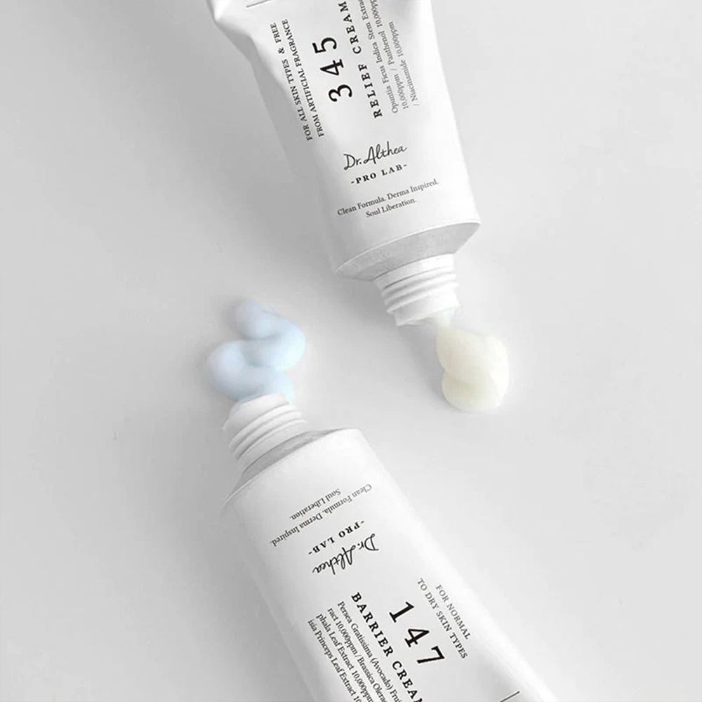 Deux tubes ouverts de crème, un blanc et un bleu clair.
