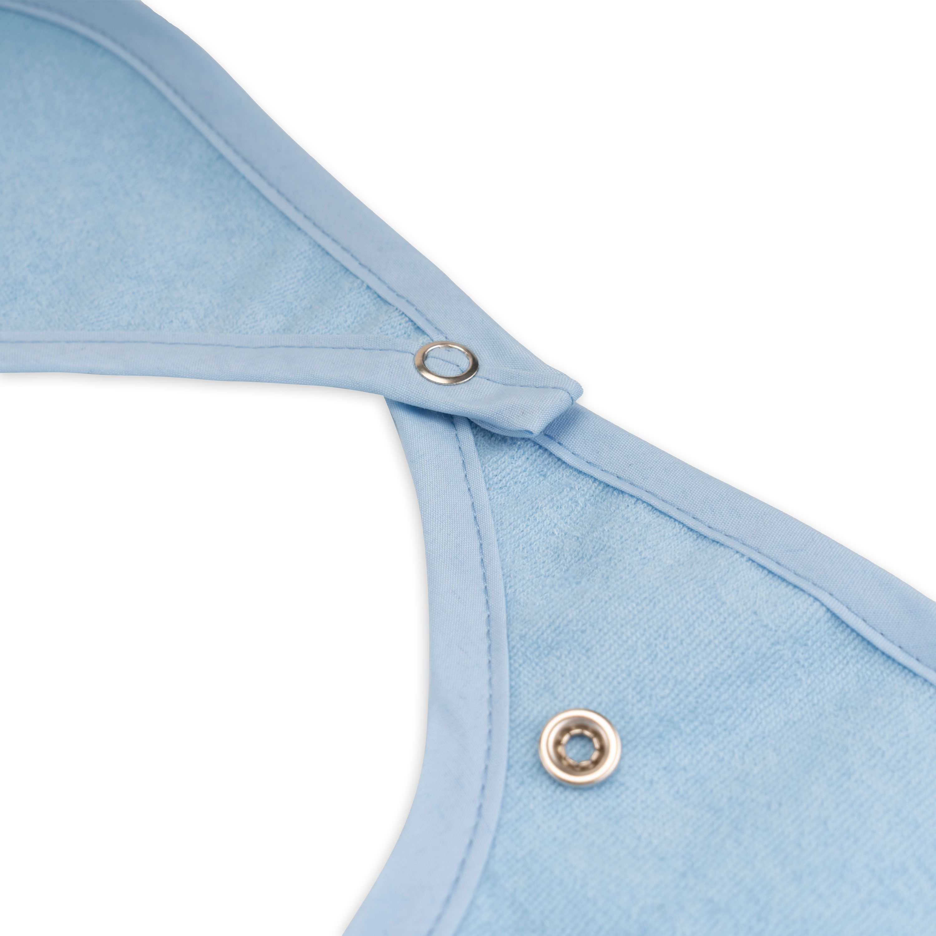 Gros plan sur l'encolure d'une bavette bleu clair avec fermeture à bouton-pression.