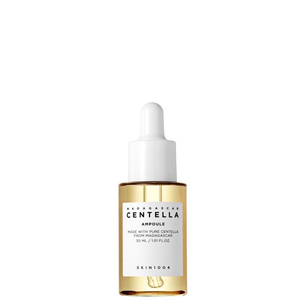 Glazen fles met druppelaar, gevuld met gele vloeistof. Etiket met 'Centella Ampoule'.