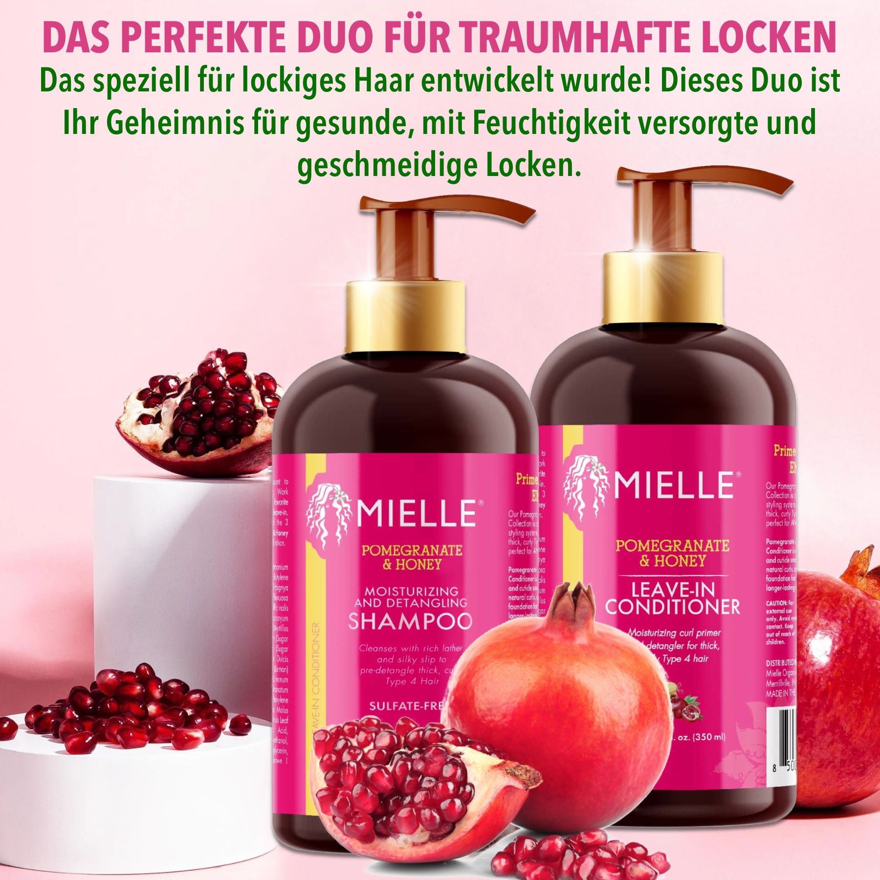 Deux bouteilles de shampooing et revitalisant sans rinçage Mielle Organics. Fond rose avec grenade.