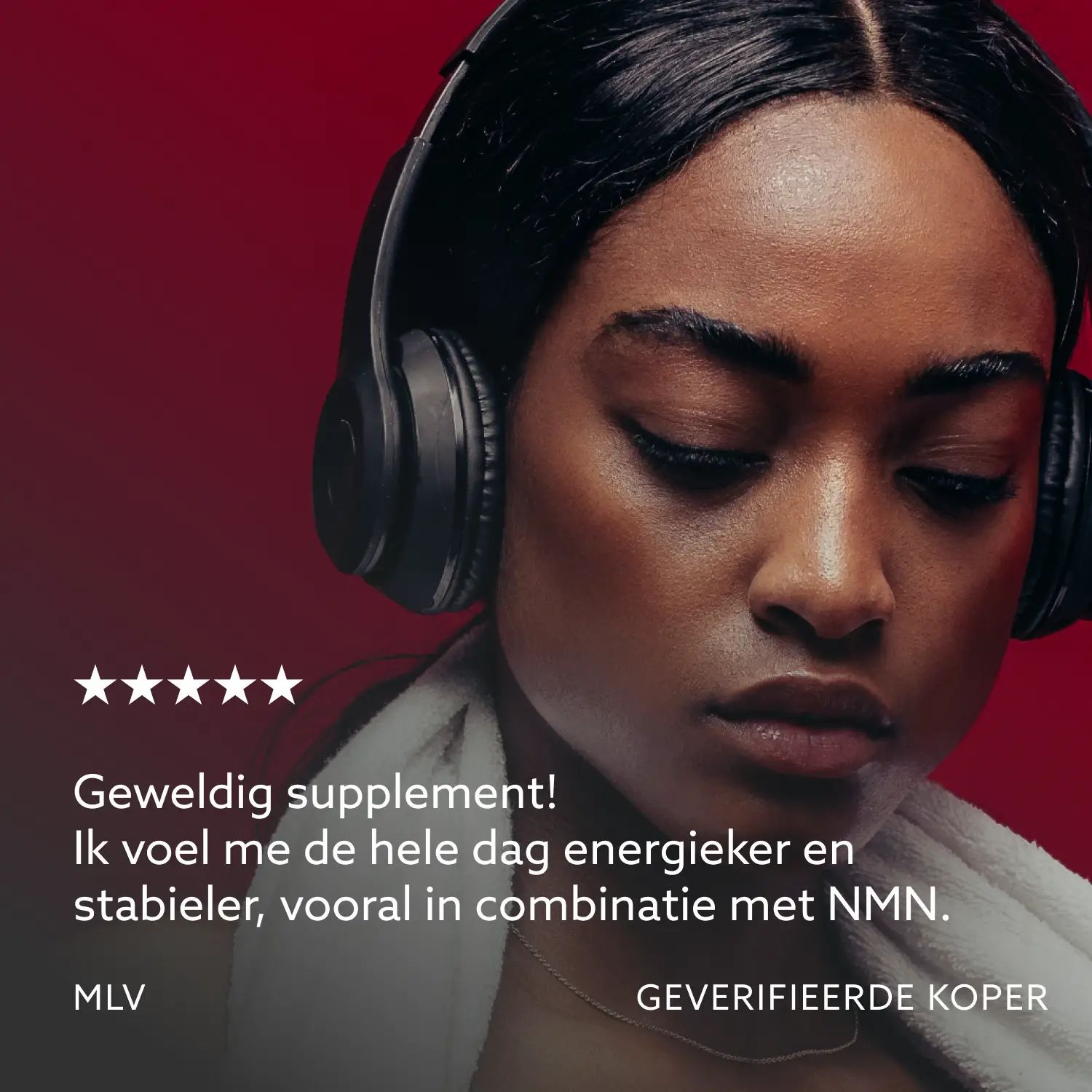 Vrouw met koptelefoon. Tekst: Geweldig supplement, voel me stabieler, vooral met NMN. Geverifieerde koper.