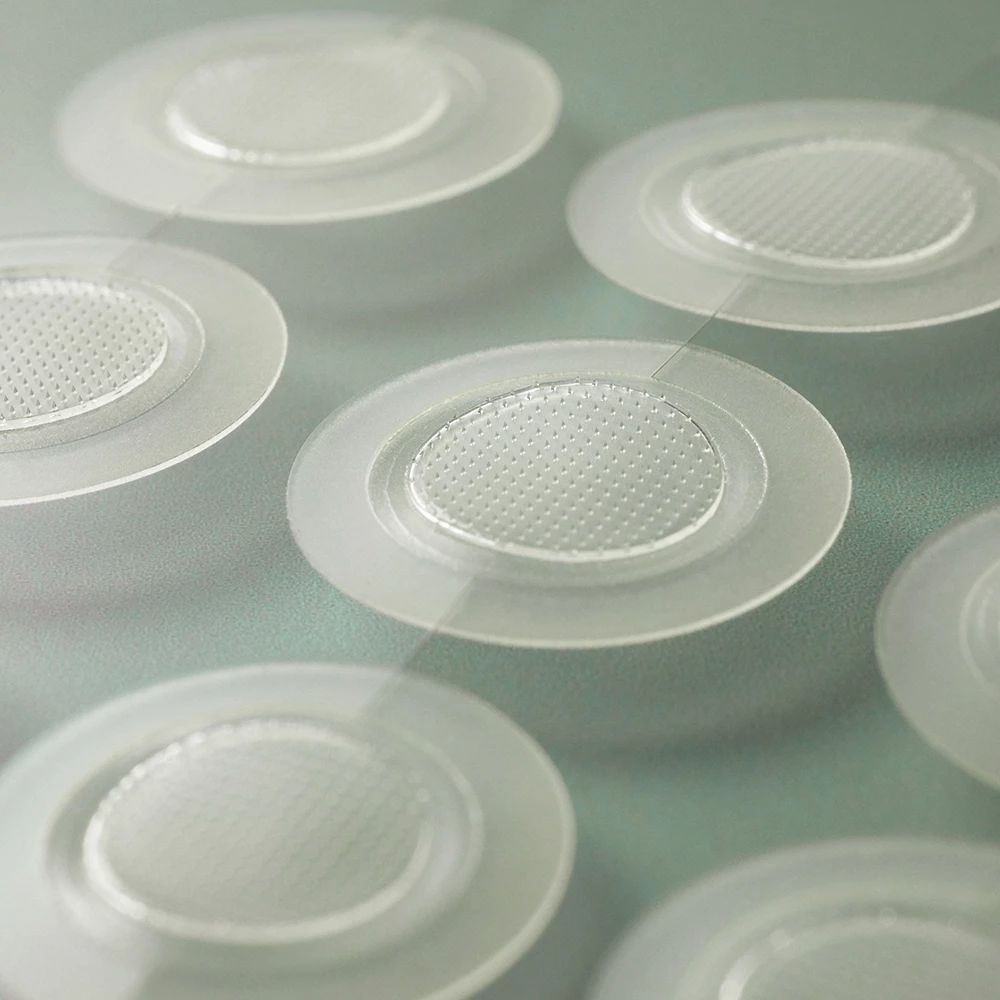 Meerdere transparante, ronde patches met een centraal, gestructureerd gebied. Close-up.