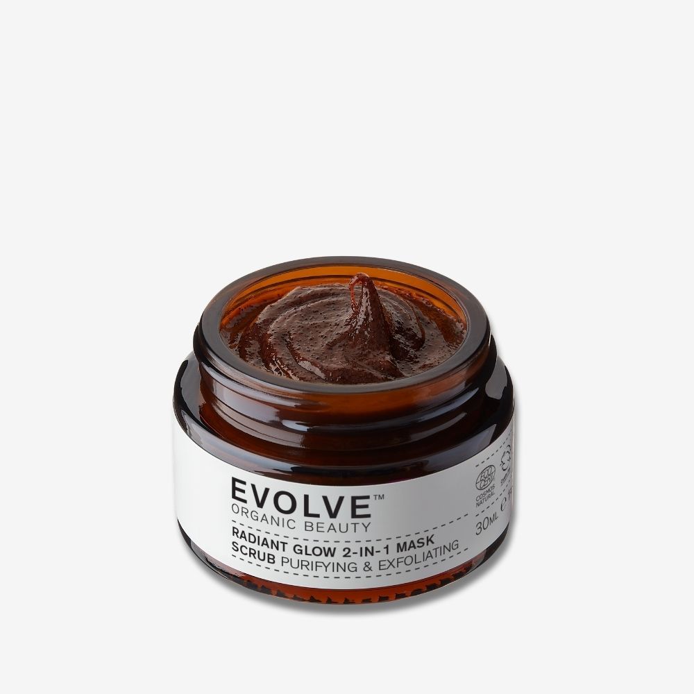 Bruin glazen potje van 30ml met Evolve Radiant Glow 2-In-1 Mask Scrub, zuiverend en exfoliërend.