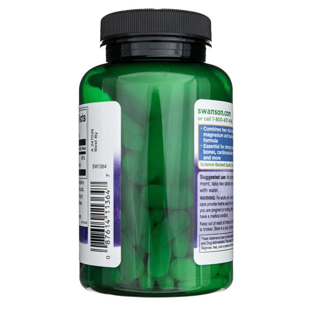 Groene plastic fles met zwart deksel, gevuld met ovale lichtgroene pillen. Etiketten met productinformatie en barcode.