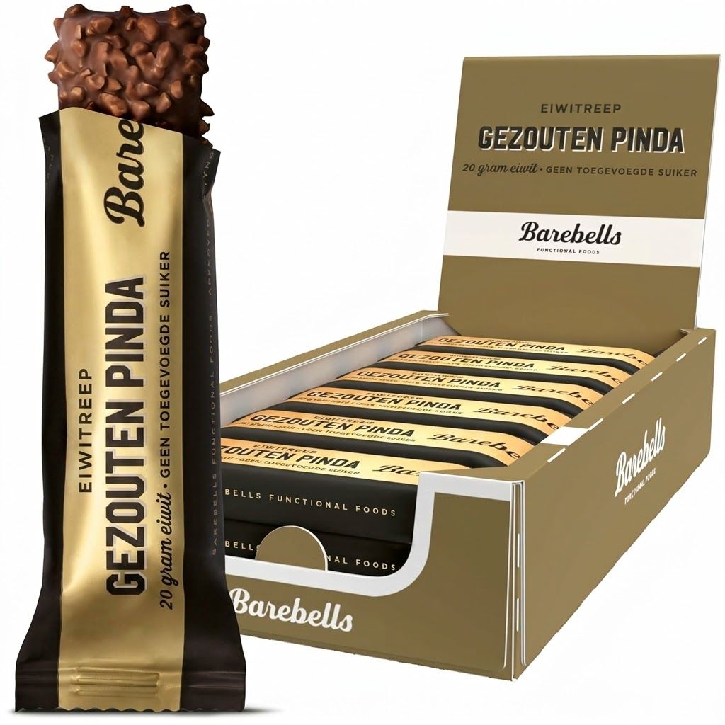 Barre protéinée Barebells "Gezouten Pinda" emballage or et noir, avec une boîte ouverte de barres à côté.