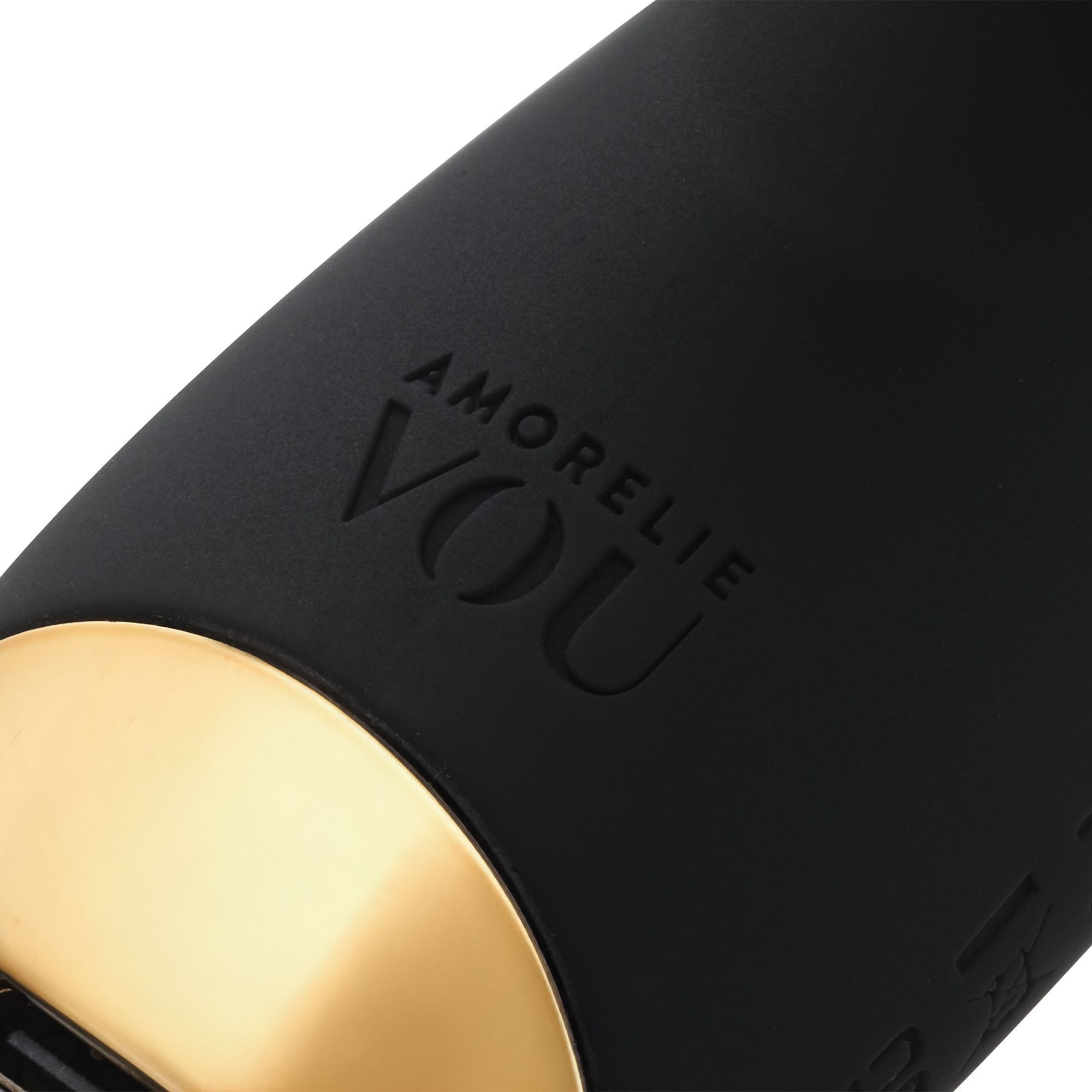 Close-up van de zwarte massagestick met gouden uiteinde. De merknaam "AMORELIE VOU" is zichtbaar.