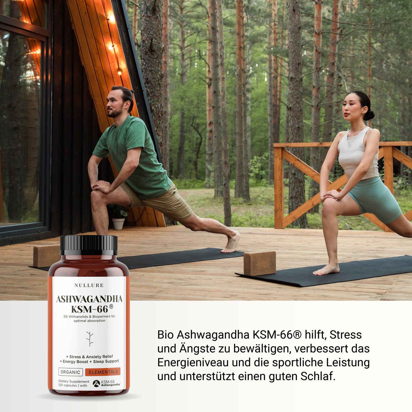 Couple pratiquant le yoga en extérieur. Bouteille Ashwagandha KSM-66 au premier plan. Bio, énergie, sommeil.