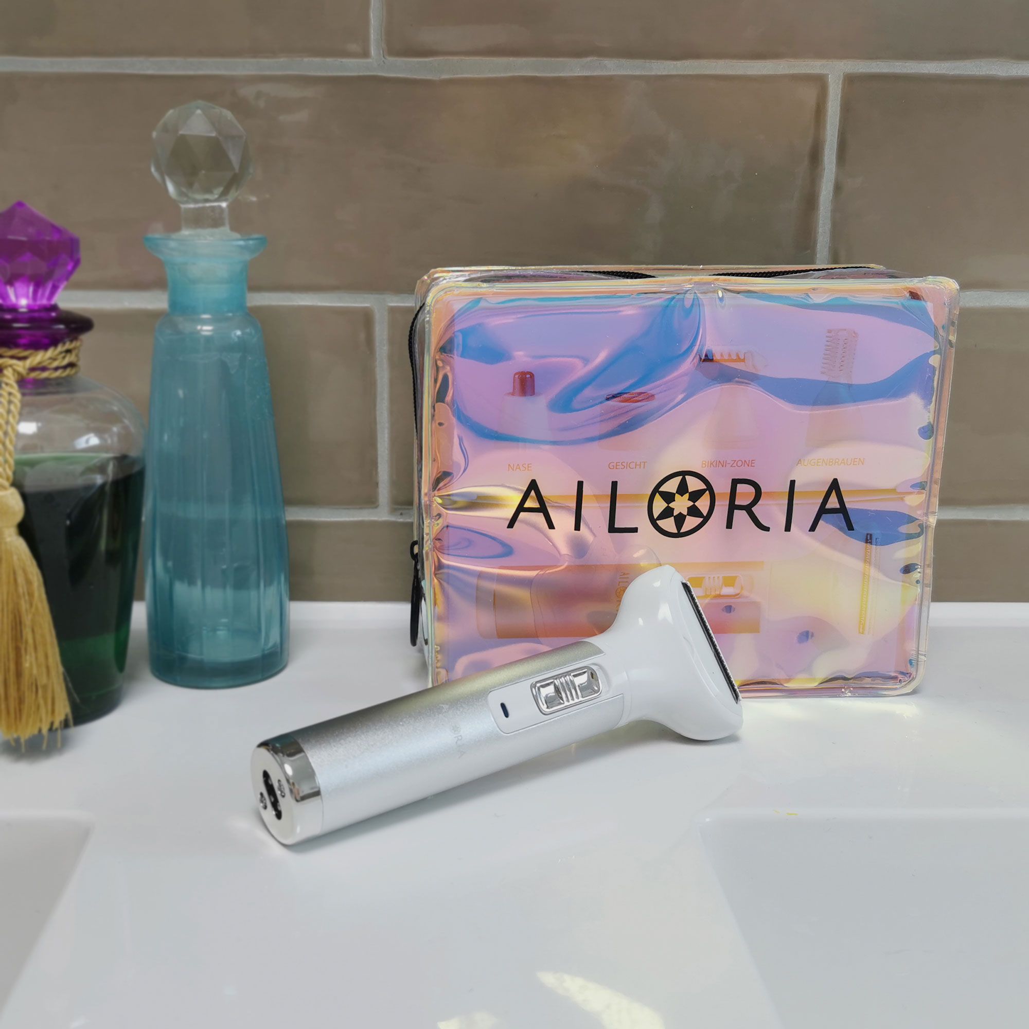 Rasoir et trousse sur lavabo. Logo AILORIA sur la trousse. Rasoir argent et blanc.