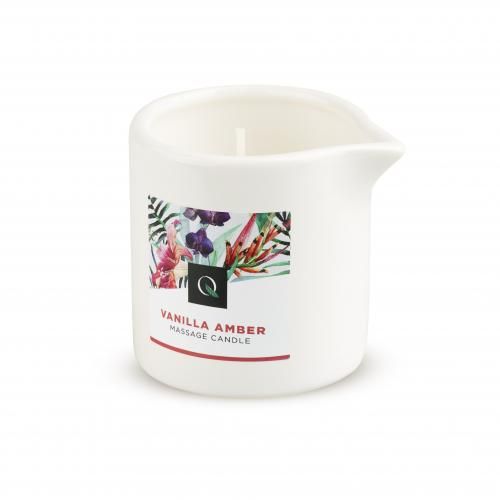 Witte, cilindrische kaars met schenktuit. Opschrift: Vanilla Amber Massage Candle. Bloemendecor en logo.