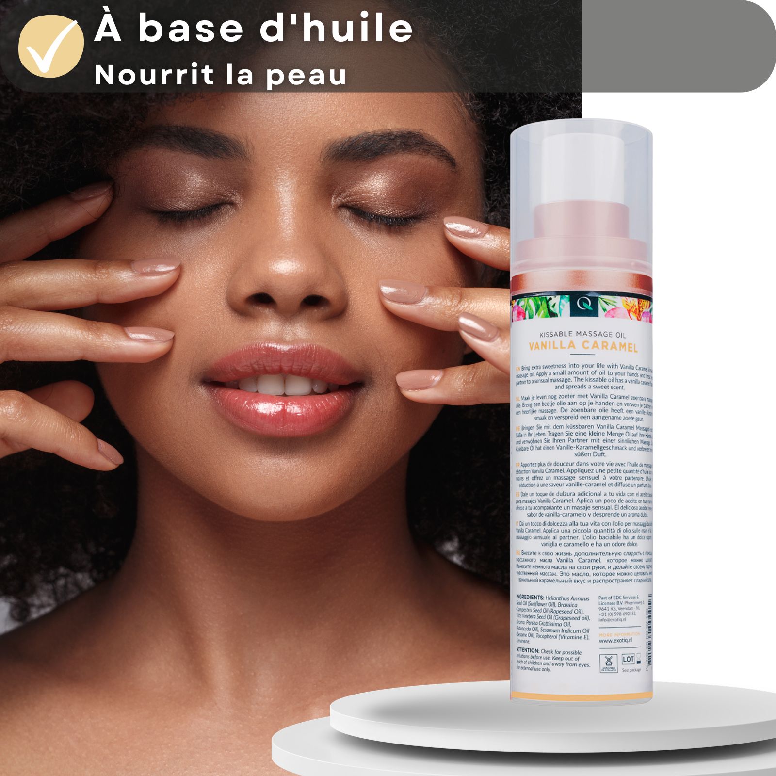Femme aux yeux fermés. Texte: À base d'huile, nourrit la peau. Flacon d'huile de massage en arrière-plan.