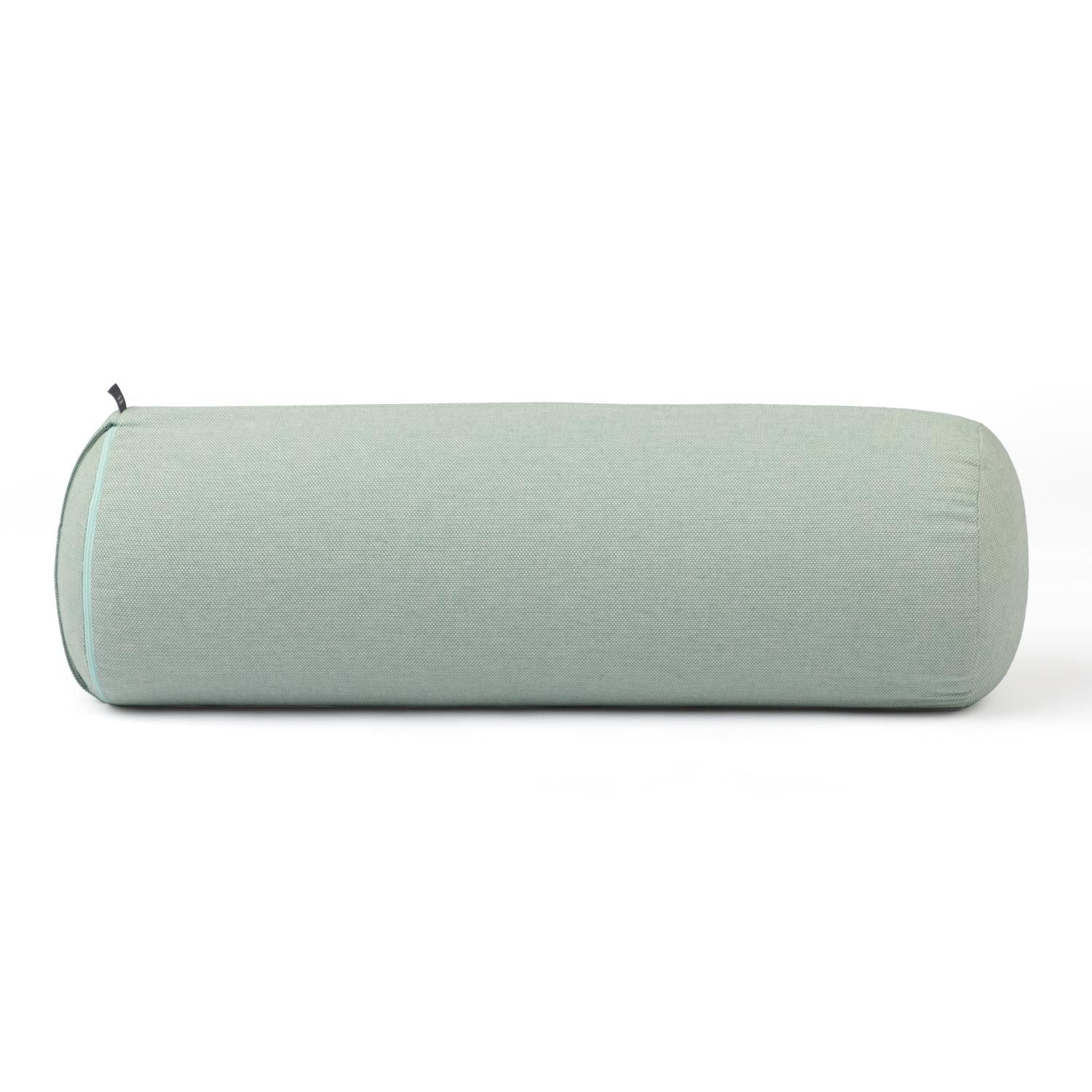 Cilindrische yoga bolster in groen. Stoffen hoes met lichtgroene naad. Afgeronde uiteinden. Op witte achtergrond.
