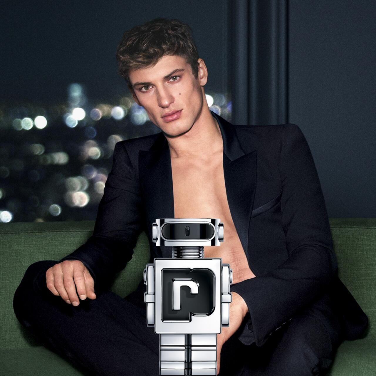 Man in pak met zilveren robotfles. Achtergrond: groene bank, nacht.