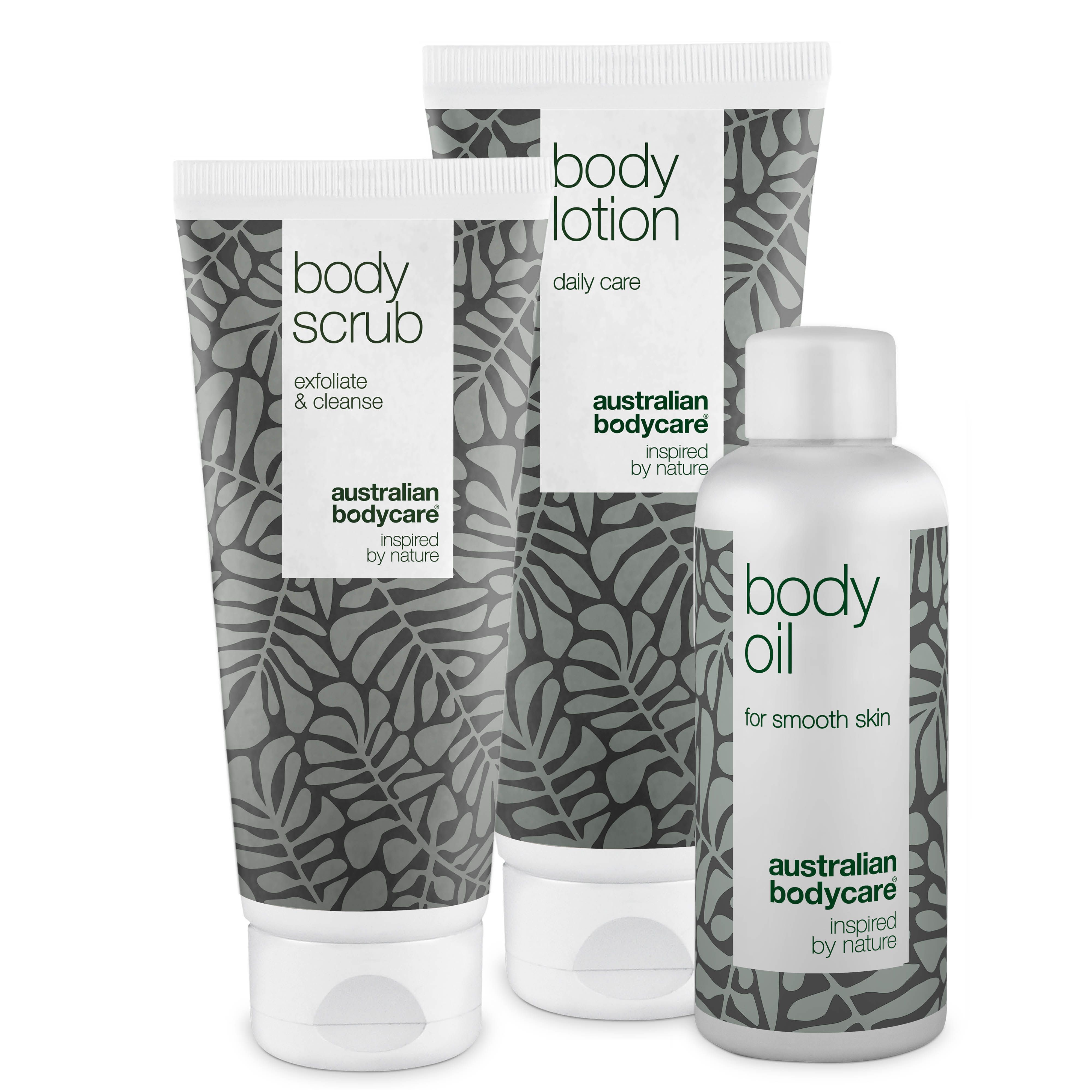 Drie producten: Body Scrub, Body Lotion en Body Oil. Witte tubes en fles met grijze bladeren. Tekst: Australian Bodycare.
