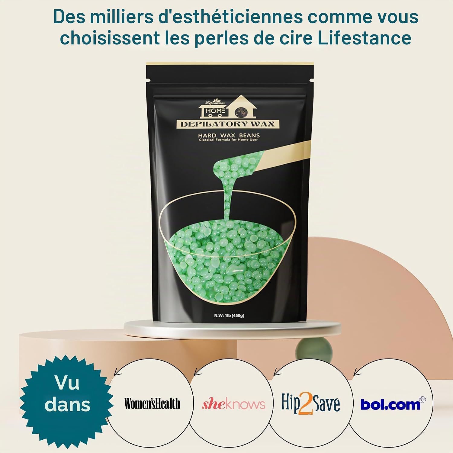 Sachet noir contenant des perles de cire verte et une spatule en bois. "DEPILATORY WAX HARD WAX BEANS" est visible.