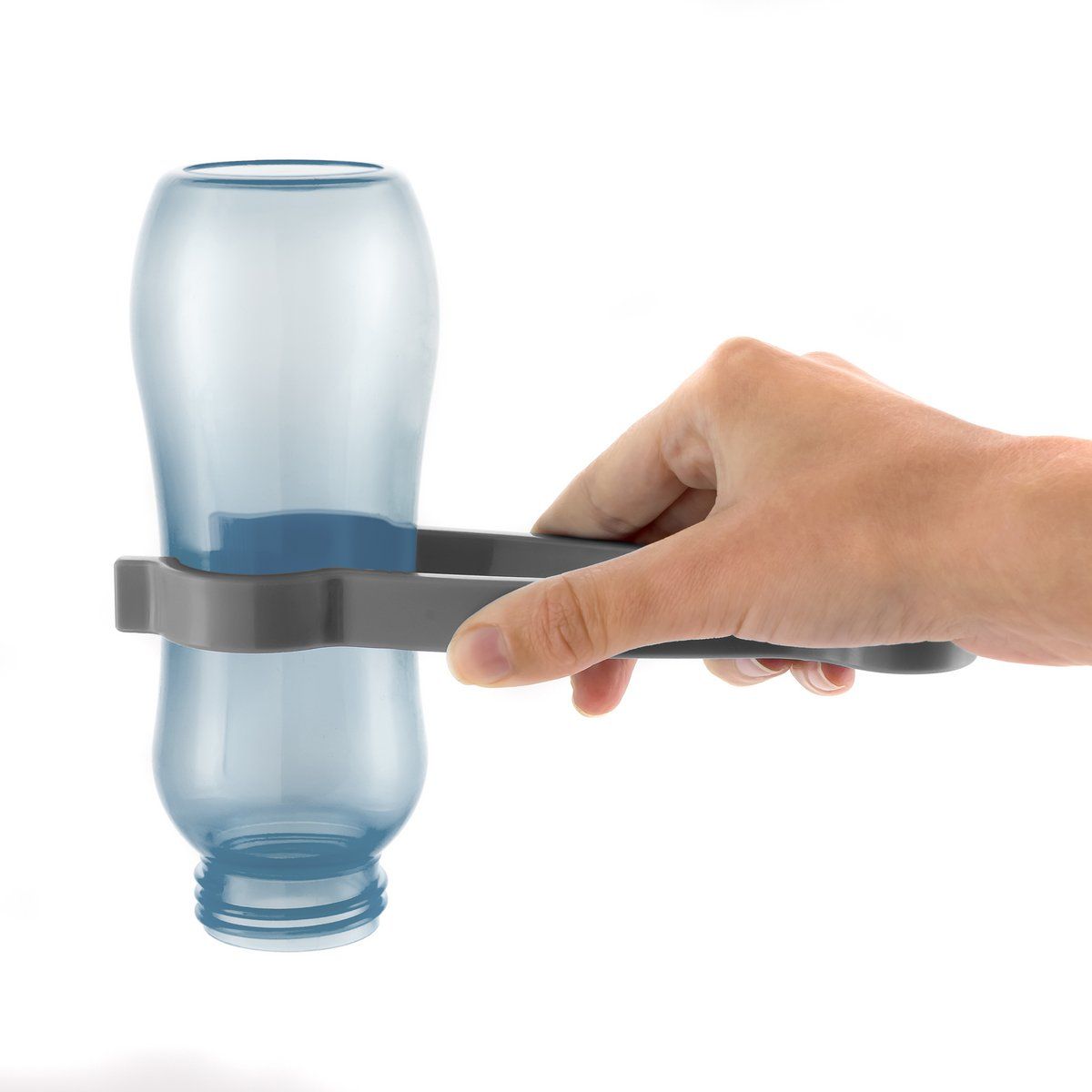 Hand houdt grijze tang vast om een blauwe fles vast te pakken.