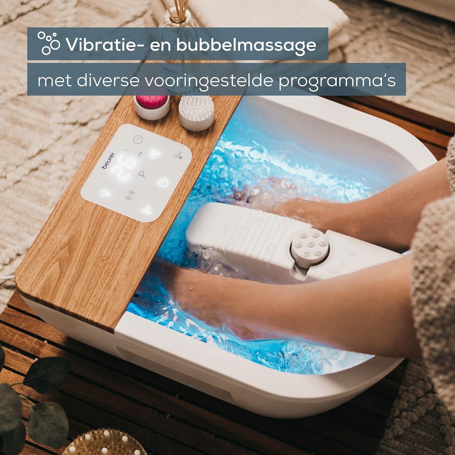 Voetenbad met bruisfunctie, touchscreen, massage-opzetstukken en houten accenten.